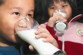 事实证明，孩子喝太多牛奶反而影响长个，这件事在于“精”图片