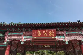 四面荷花三面柳，一城山色半城湖图片