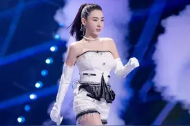 张柏芝舞台照被爆修图修很大　网友震惊：像换了双腿图片