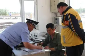 火车站的警察要连线检查手机是干什么的，能拒绝吗？过来人告诉你图片