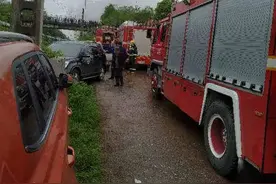列车脱轨，乘车兵哥哥现场投入救援图片