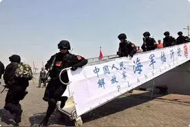 我国海外撤侨时，标牌上写了一句话，让武装分子不敢靠近半分图片