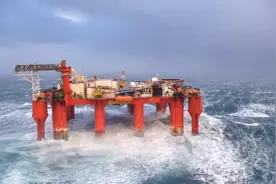 大型军港都有巨型防波堤，为何舰队还要离港避强台风图片