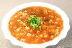 一块豆腐，一个西红柿，厨师长秘制开胃汤，汤汁浓郁，营养美味图片