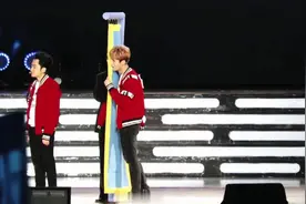 鹿晗玩游戏全程偷瞄，好奇鹿小动作好可爱，粉丝全程吼叫给答案视频封面