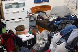 “囤积癖”姑娘10㎡卧室，衣服堆积如山，3名整理师8小时打扫干净图片