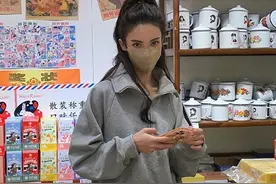 金晨夜生活丰富！穿漏洞运动服扎马尾逛零食店，嘴咬奶嘴糖太撩人图片