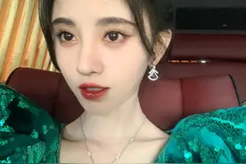 鞠婧祎为了维持完美形象如此努力，却还是露出了破绽图片