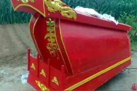 故事：老汉梦见五鬼抬棺，第二天家中果真出现棺材，打开棺材一看傻住了图片