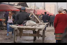 摆个摊、撸个串，中央定调：“摆地摊”合法了图片