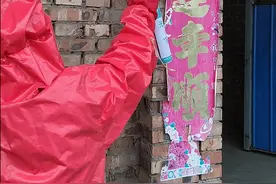 帮幼儿园将吓人的马蜂窝摘除后，消防员被萌娃们拽着不让走图片