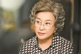 刘晓庆演《北辙南辕》值得吗？一头白发演奶奶，还被质疑“脸垮”图片