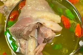 清炖鸡汤只需掌握这3个技巧，让你做出汤鲜味美不发腥的清炖鸡汤图片