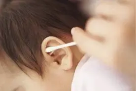 宝宝耳朵里有耳屎要不要掏？这可是个技术活，这些护理知识要明白图片