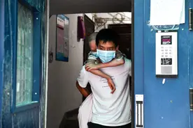 湖北“无眉”女孩瘦到46斤，曾考全年级第一，最大心愿：想上学图片