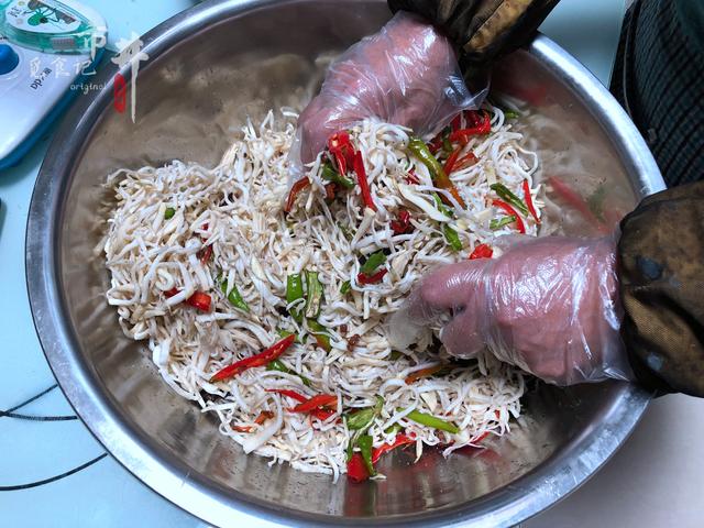 每年入冬，我家的腌芥菜总被“抢”，一次腌10斤，顿顿吃不烦