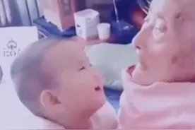 隔代亲有多感人？1岁重孙亲吻百岁曾祖母，网友：这是世纪之吻图片