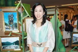 朱玲玲真不服老，白衬衫叠穿蓝色连衣裙减龄大气，活出奶奶辈骄傲图片