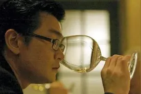 一群美国富豪想救华裔小哥出狱，没有别的，只因他卖的假酒太好喝图片