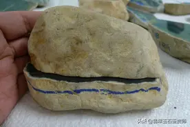 莫西沙这种皮壳少见到了。翡翠原石是这样切涨的，朋友们来仔细品图片