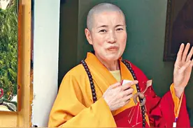 香港女住持释智：2次嫁和尚，开豪车住别墅，更是在僧袍里穿黑丝图片