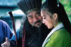 历史上，华雄并不是什么猛将，也不是被关羽杀死的图片