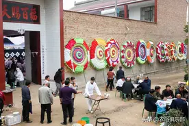 农村办白事的规矩，不仅要送老衣，还要在逝者袖口里放纸钱和面粉图片