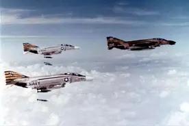 南海空战史：歼7战机16管火箭巢猛烈发射，火箭劈头盖脸打爆美机图片