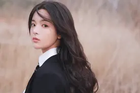 杨超越回应闻袜子称仙女的脚不会臭，杨幂也曾自黑脚臭扭转形象图片