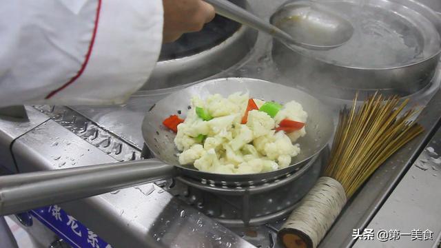 厨师长教你番茄炒花菜，营养又好吃，做法简单，小孩大人都爱吃
