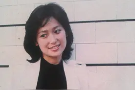 明星左翎出道39年，二婚后获得幸福，甜蜜如初图片