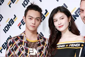 许凯看着也太乖了，虽然穿得帅帅的，站在何穗旁边却很乖巧图片