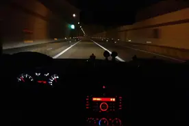 晚上开车时，为何车内不开灯？老司机不一定懂图片