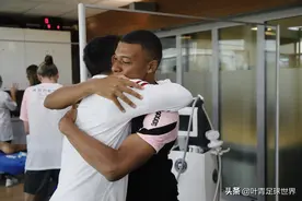 梅西加盟第2天，姆巴佩发声！寒暄+拥抱4连拍，打脸质疑者图片