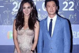 卢靖姗裙子太透用包挡住重点，身旁吴京亮了，看到他的眼神真的赞图片