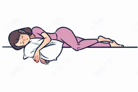 女子长期侧睡致脊柱侧弯，睡姿不对很伤颈椎，朝这个方向睡比较好图片