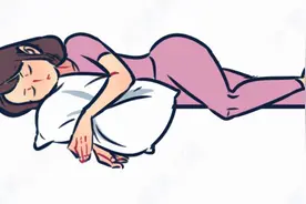 女子长期侧睡致脊柱侧弯，睡姿不对很伤颈椎，朝这个方向睡比较好图片