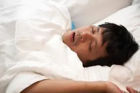 男性裸睡，又凉快又舒服，还有这三种好处！快试试吧图片