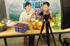 农民变身主播展销汕头特色农产品 | 我市组织网店参与“鄂粤同心、百县村播”活动图片