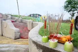 清明节扫墓祭祖，上坟祭品有讲究，这“3不带”请注意图片