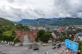 茅台镇风景秀丽，酱香酒门店密布，酒价格标得不低图片