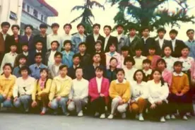 同学聚会，男子因骑共享自行车去，被同学嘲笑，出门时大家都愣了图片