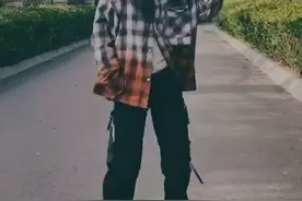 李小璐穿男友款衬衣跳嘻哈舞，动作信手拈来，大方又自信图片