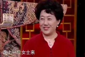 女子拿一“龙袍”鉴宝，称乾隆皇帝穿过，专家：您祖上哪位大人？图片