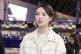 童瑶低调走机场！上白下黑显高级，就是手里拎的“塑料袋”太抢镜图片