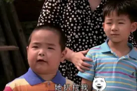 “她扒拉我”表情包男孩长大，17岁谢飞机成谢火箭，眯眯眼没变图片
