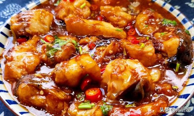 秋季碰到草鱼别手软，8元1斤，比鲫鱼营养，比鲈鱼鲜，红烧特别香