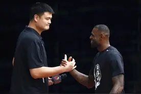 2米26的姚明体型在NBA属于什么级别？奥尼尔在身边显娇小图片