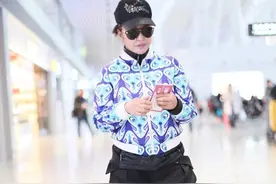 刘晓庆真是搭出少女感，穿花夹克配黑色长裤，看着不像50后的人图片