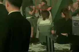 桃花太旺！王思聪现身夜店搂俩美女蹦迪，中途想走还被他一把捞回图片